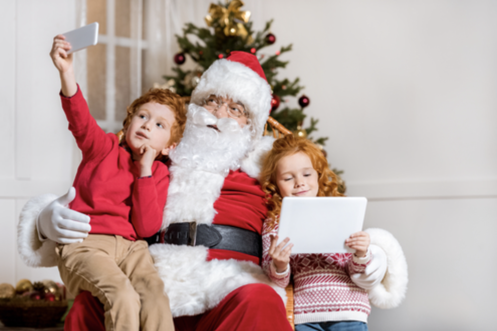 kids take picture with santa