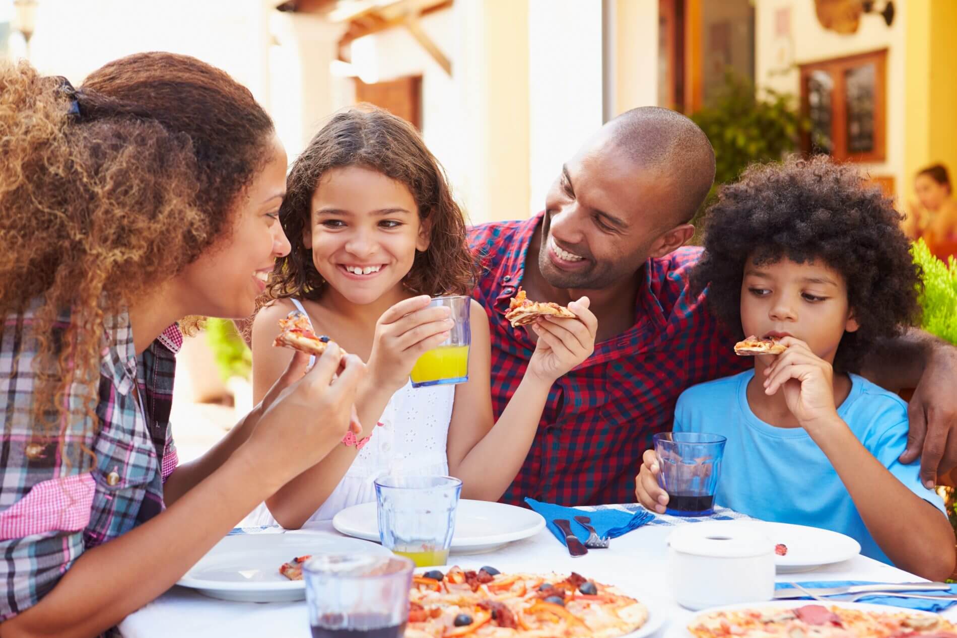 family eating pizza at a chicago kid friendly restaurant