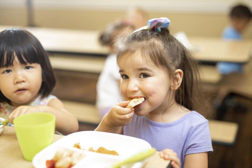 preschool-children-at-lunch