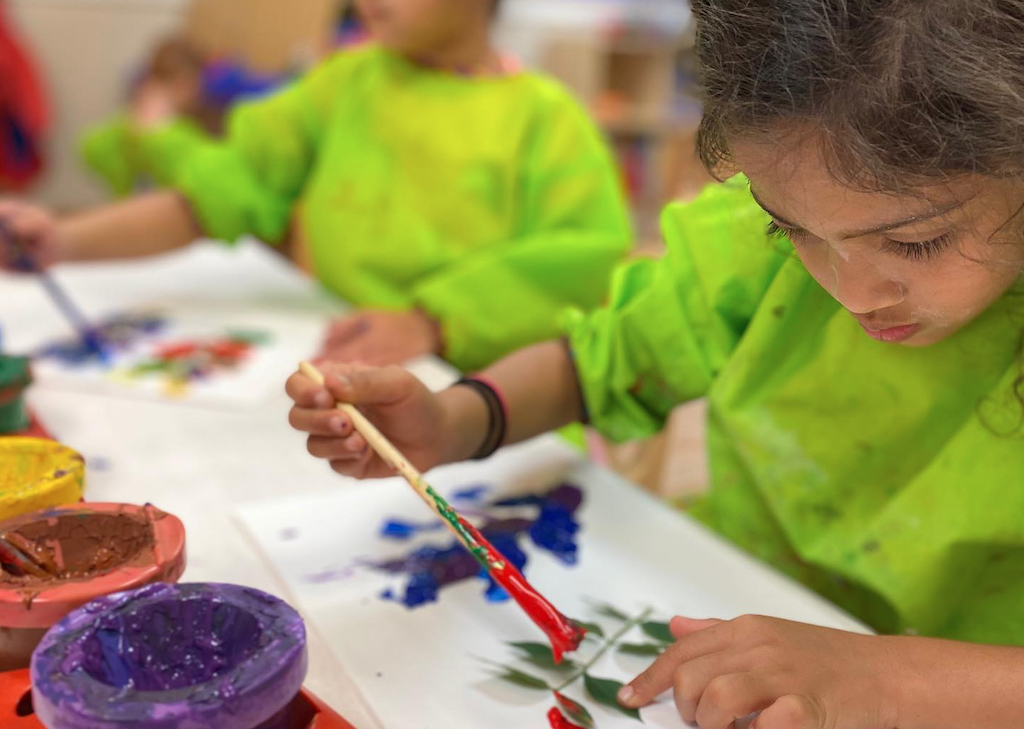 preschoolers-working-on-painting-activity