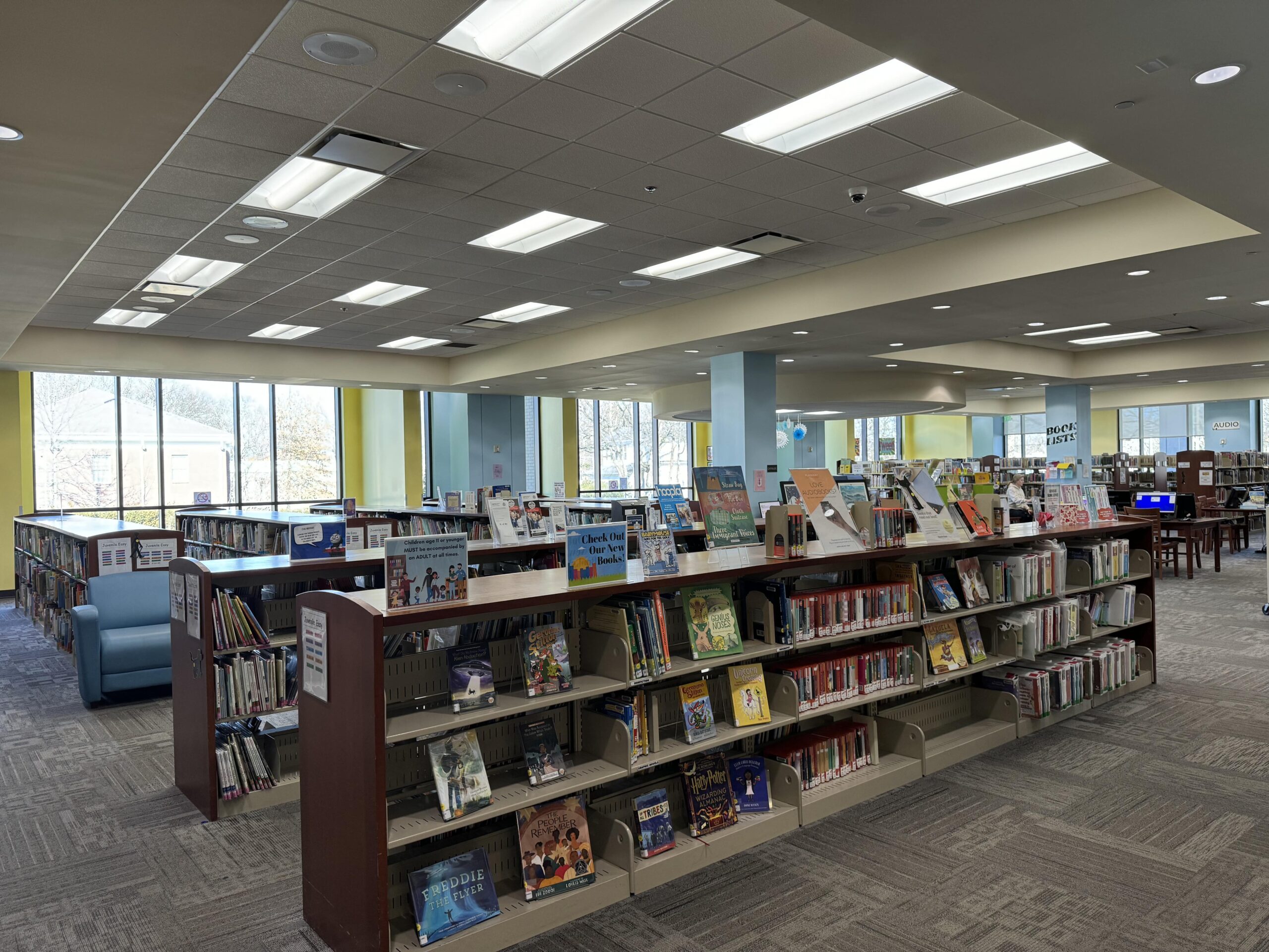 rows of bookshelves at Williamson County Public Library
